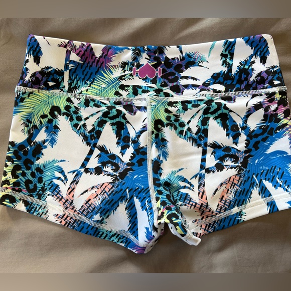 WOD bottom booty shorts - Picture 2 of 3